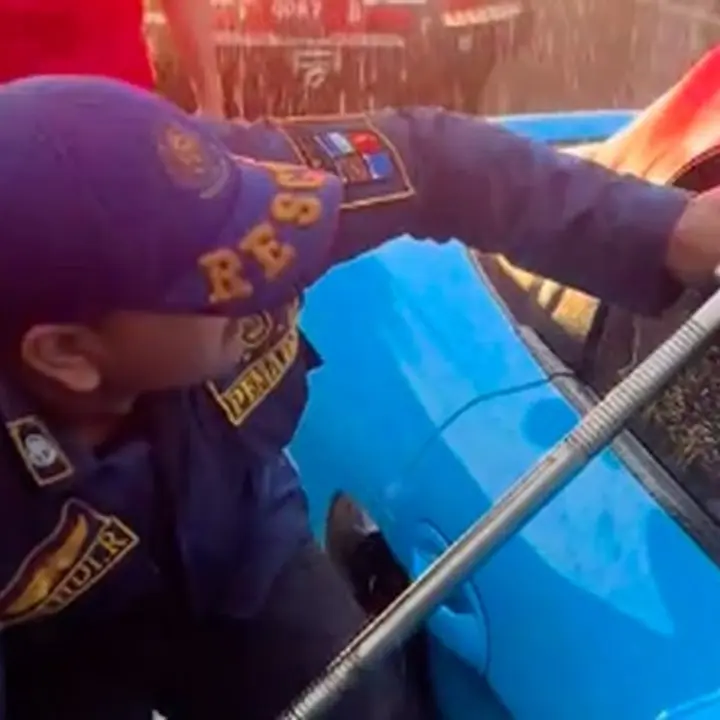 Kunci Tertinggal di Porsche, Damkar Bogor Pecahkan Kaca Atas Permintaan Pemilik