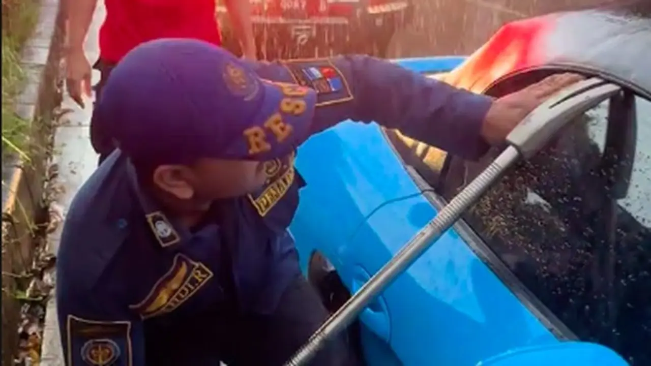 Viral Damkar Di Bogor Pecahkan Kaca Porsche Saat Evakuasi Kunci Tertinggal Di Dalam Mobil. (tangkapan Layar)