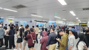 Usai Pesta Kembang Api, Stasiun MRT Bundaran HI Dipadati Ribuan Penumpang Dini Hari