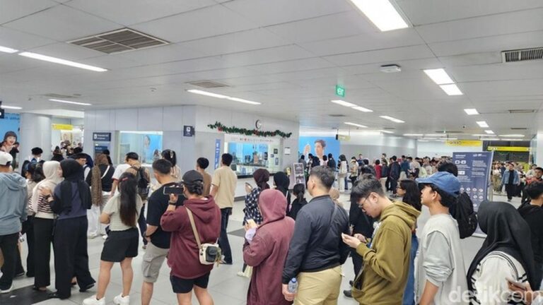 Usai Pesta Kembang Api, Stasiun MRT Bundaran HI Dipadati Ribuan Penumpang Dini Hari