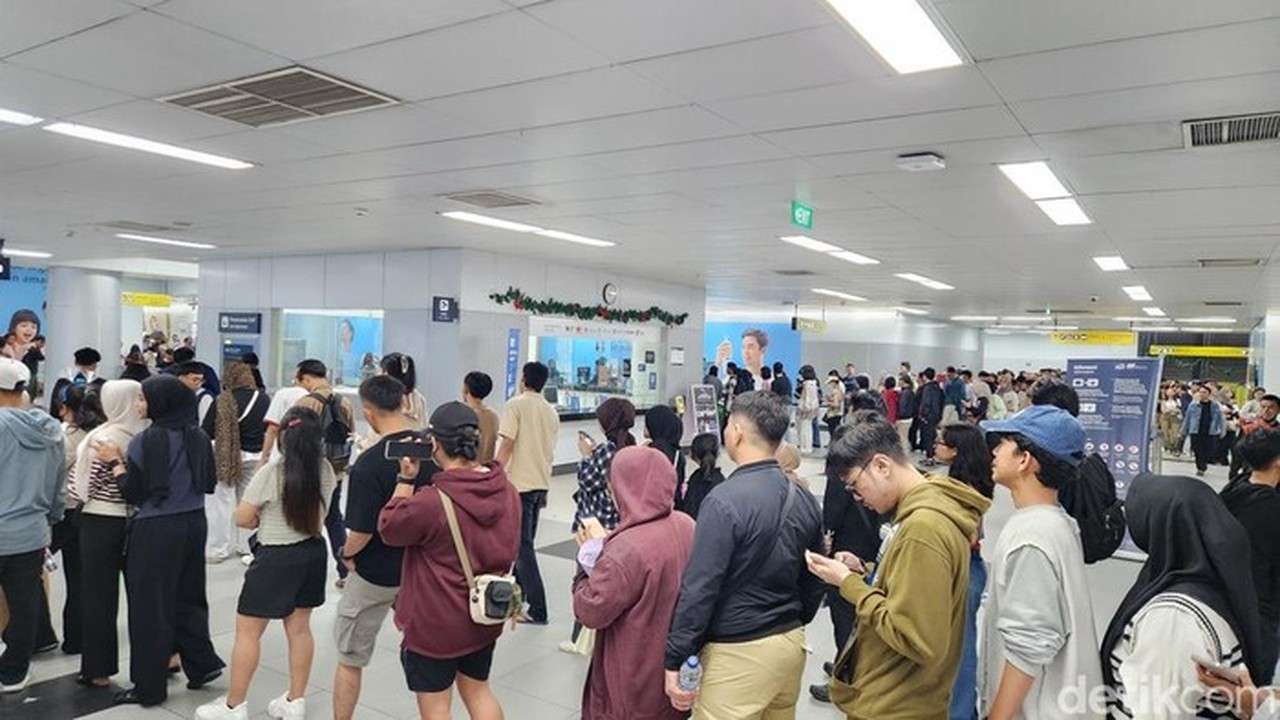 Usai Pesta Kembang Api, Stasiun MRT Bundaran HI Dipadati Ribuan Penumpang Dini Hari