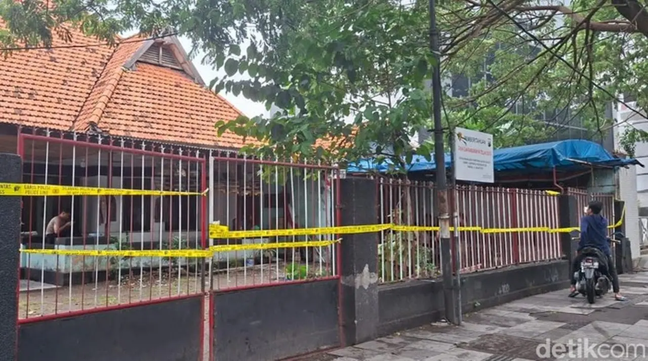 Foto: Kantor Ormas Madas Di Surabaya Disegel Polisi (praditya Fauzi Rahman/detikjatim)