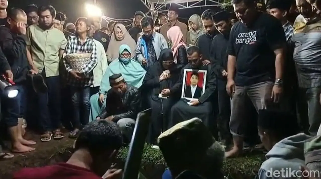 Foto: Pemakaman Syafiq Ali, Pendaki Yang Sempat Hilang Di Gunung Slamet (eko Susanto/detikjateng)