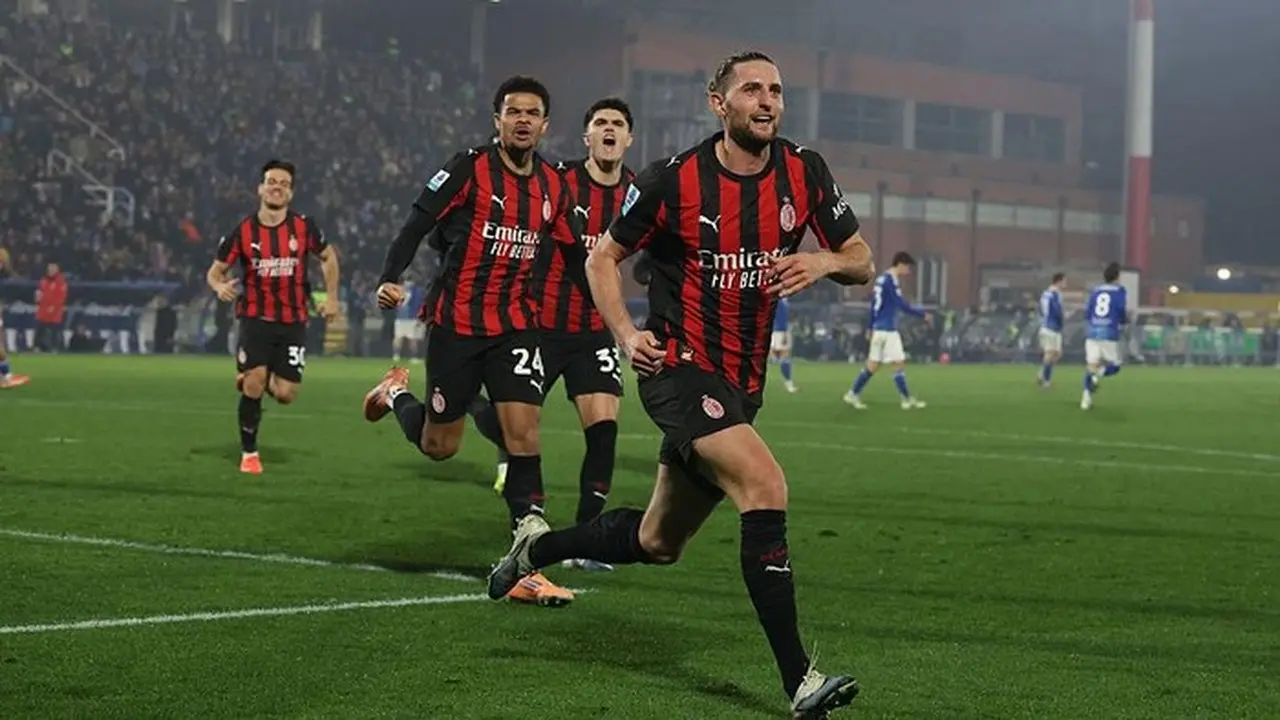 Milan Mengalahkan Como 3 1. Foto: Ac Milan Via Getty Images/claudio Villa