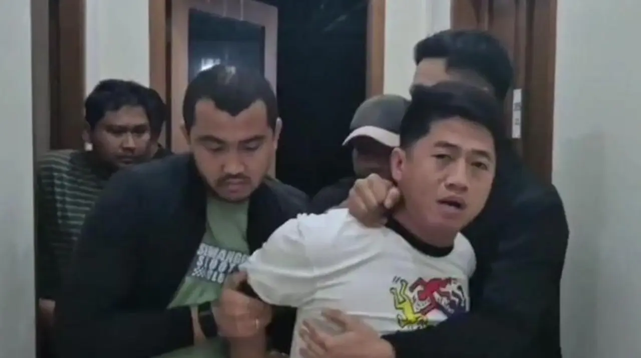 Foto: Detik Detik Maling Motor Yang Menembak Warga Di Palmerah, Jakarta Barat, Ditangkap Polisi. (tangkapan Layar Video).