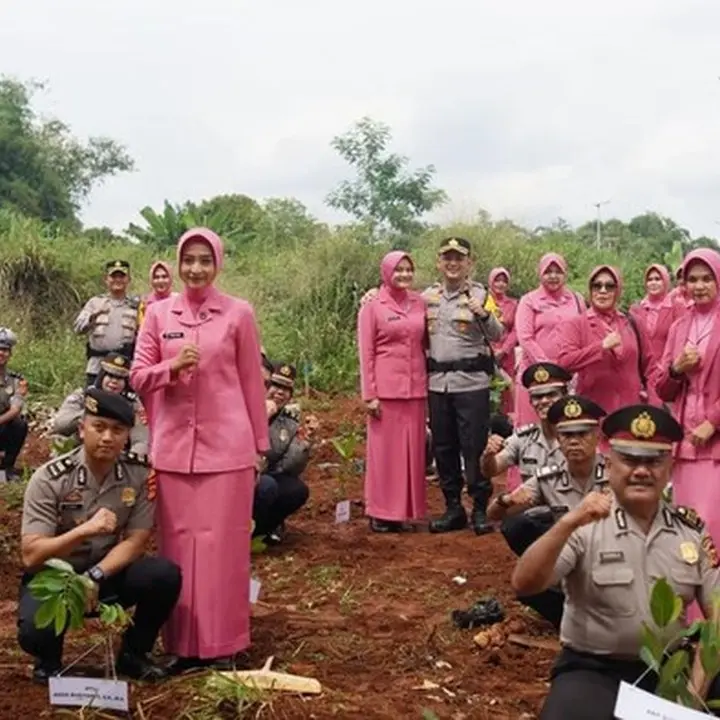 Upacara Kenaikan Pangkat Polres Bogor: Tanam Pohon Jadi Simbol Empati Bencana