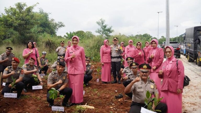 Upacara Kenaikan Pangkat Polres Bogor: Tanam Pohon Jadi Simbol Empati Bencana