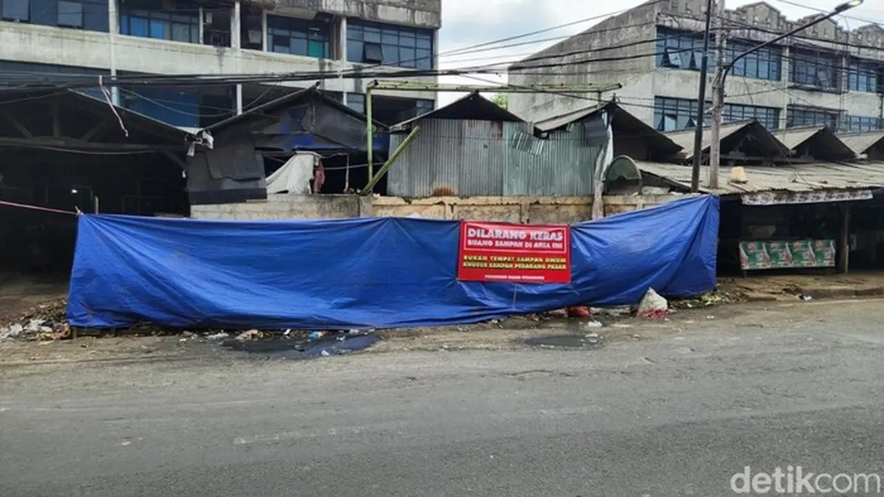 Foto: Sampah Menumpuk Dekat Pasar Cimanggis. (adrial/detikcom)