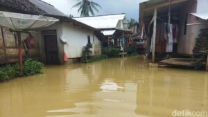 Banjir Pandeglang Hampir Sepekan, Warga Terpaksa Gunakan Air Keruh Akibat Krisis Air Bersih