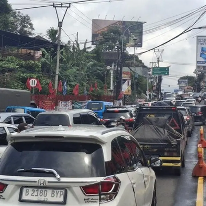 Long Weekend, Jalur Puncak Bogor Alami Kemacetan Panjang di Sejumlah Titik