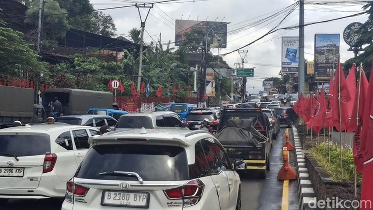 Foto: Puncak Bogor Macet Siang Ini. (sholihin/detikcom)