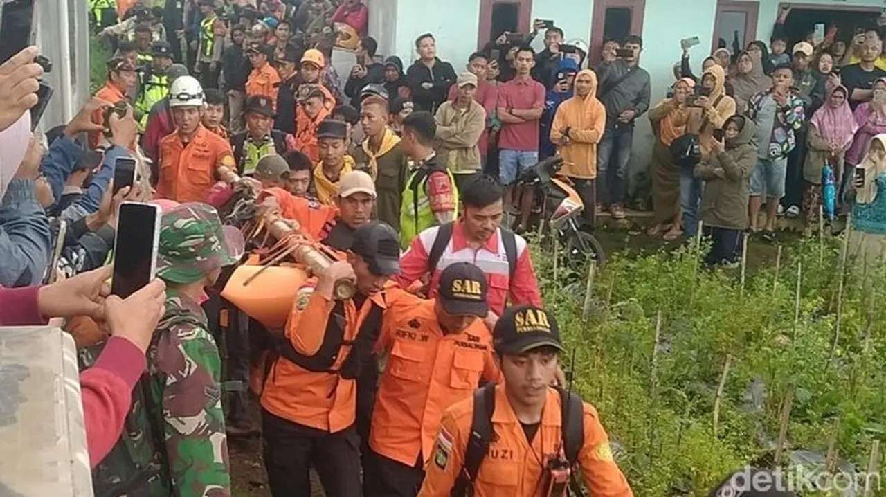 Jenazah Pendaki Gunung Slamet Berhasil Dievakuasi Lewat Gunungmalang, Purbalingga, Kamis(16/1/2026). (foto: Robby Bernardi/detikjateng)