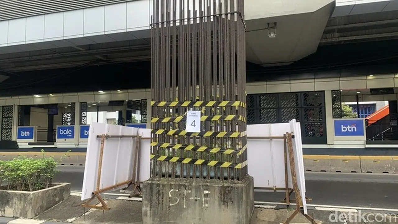Proses Pembongkaran Tiang Monorel Di Kawasan Rasuna Said, Jakarta Selatan, Sudah Dimulai. Warga Berharap Proses Pembongkaran Itu Cepat Selesai. (mulia/detikcom)