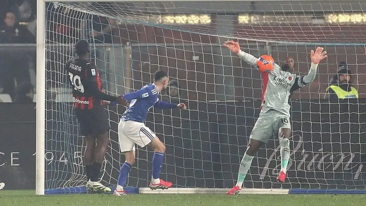 Mike Maignan Menjaga Ac Milan Dari Kekalahan Saat Bertemu Como. (getty Images/marco Luzzani)