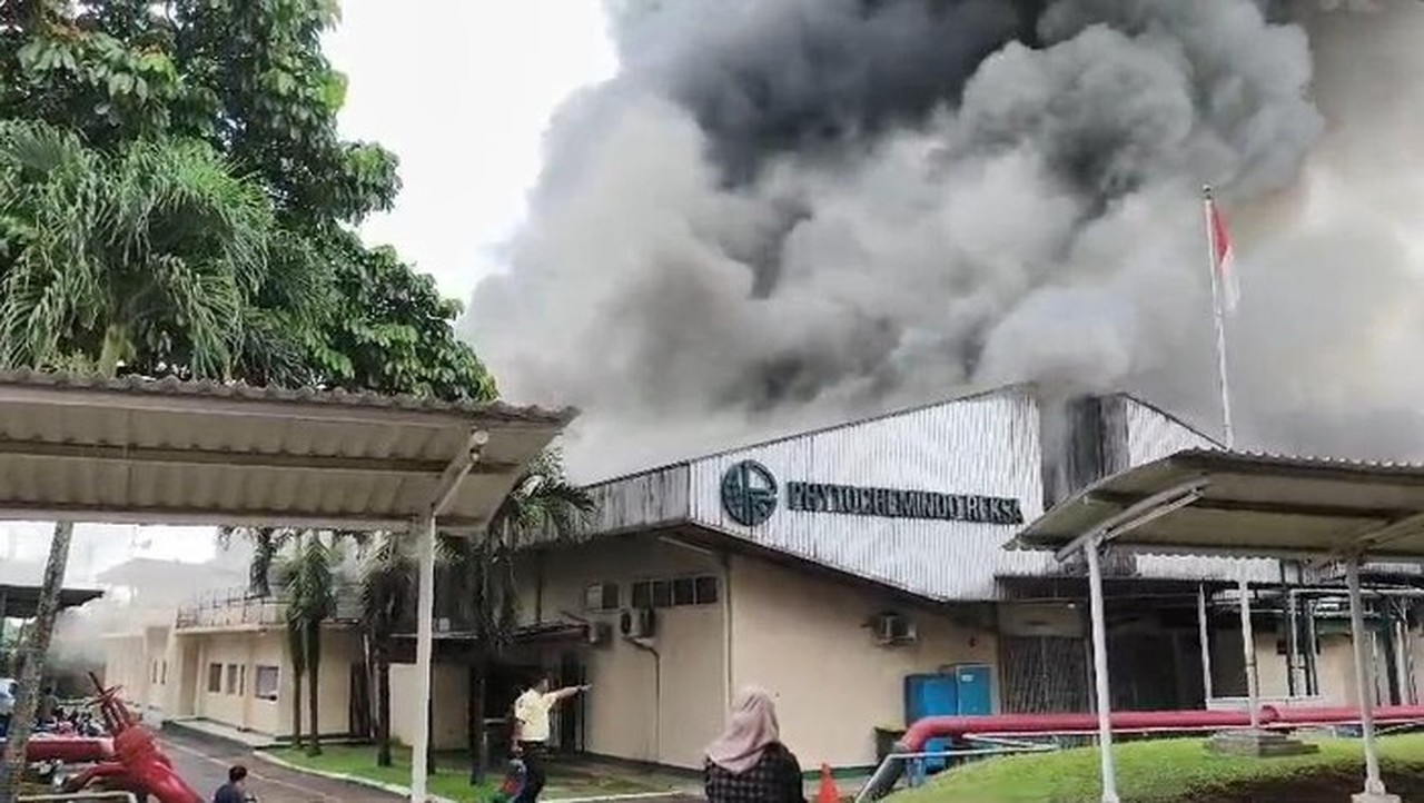 Api Melalap Pabrik Herbal di Gunung Putri Bogor, Diduga Berasal dari Ruang Laboratorium Api Melalap Pabrik Herbal di Gunung Putri Bogor, Diduga Berasal dari Ruang Laboratorium