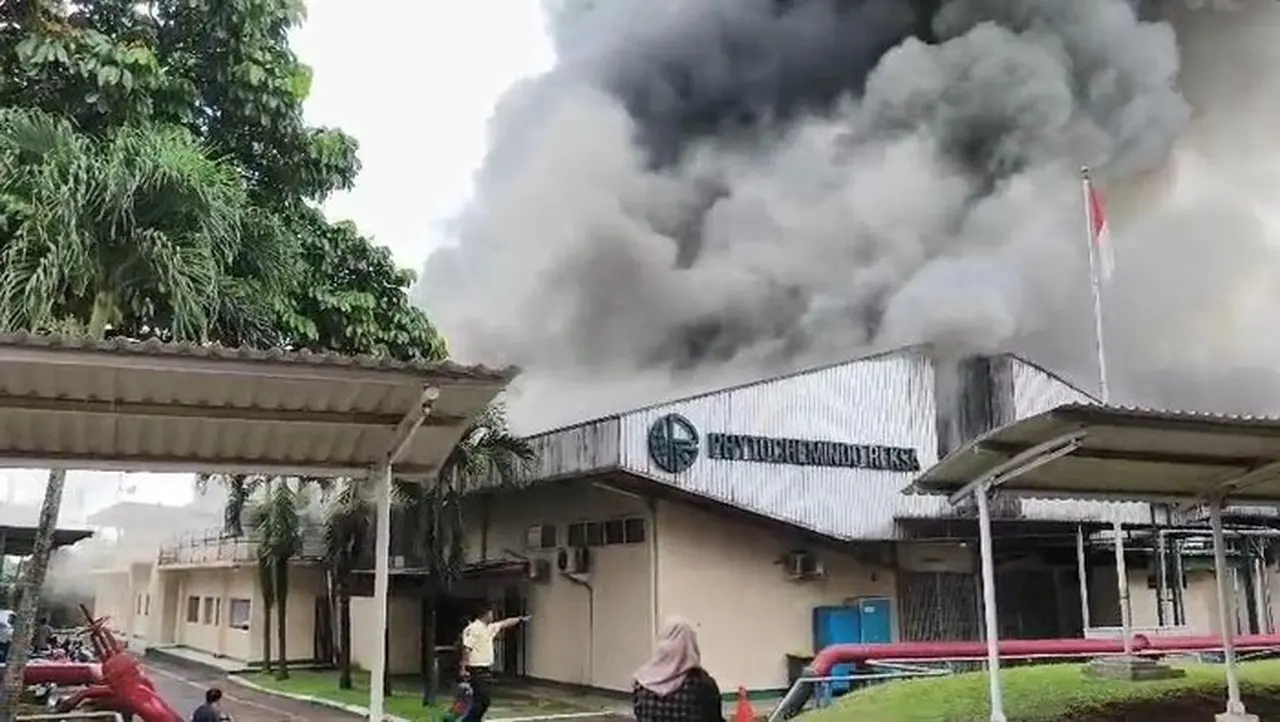 Foto: Kebakaran Terjadi Di Pabrik Pengolahan Obat Herbal Terbakar Di Gunung Putri, Bogor. (dok. Istimewa)