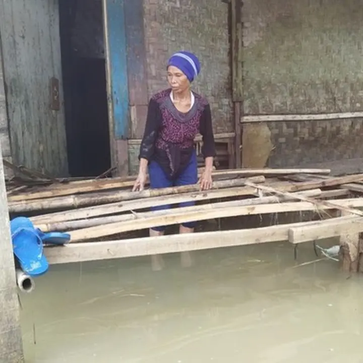 Banjir Bandang Pandeglang: Rumah Hancur, Modal Usaha Asniah Rp 1,7 Juta Lenyap