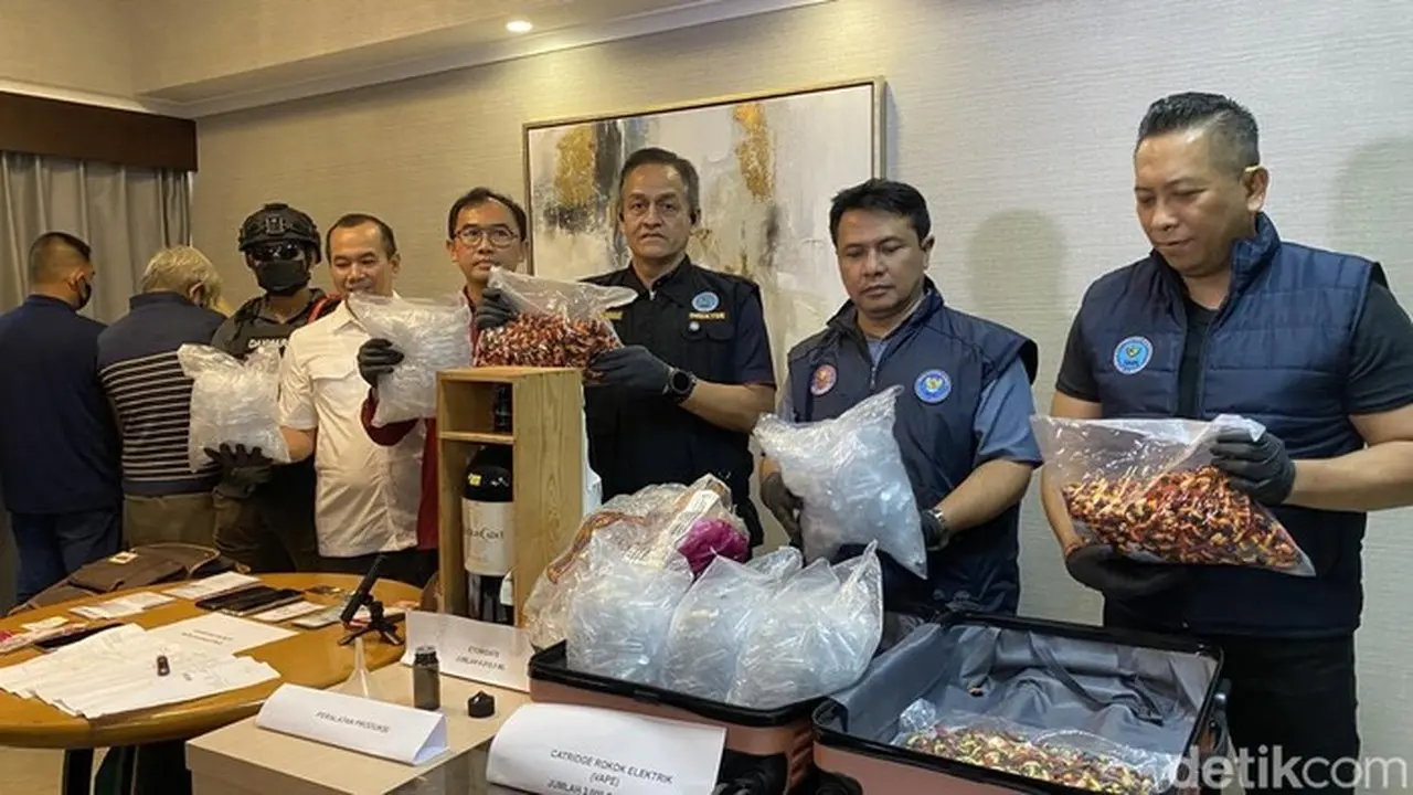 Foto: Bnn Membongkar Produksi Vape Isi Liquid Narkoba Di Apartemen Jaksel. (devi/detikcom)