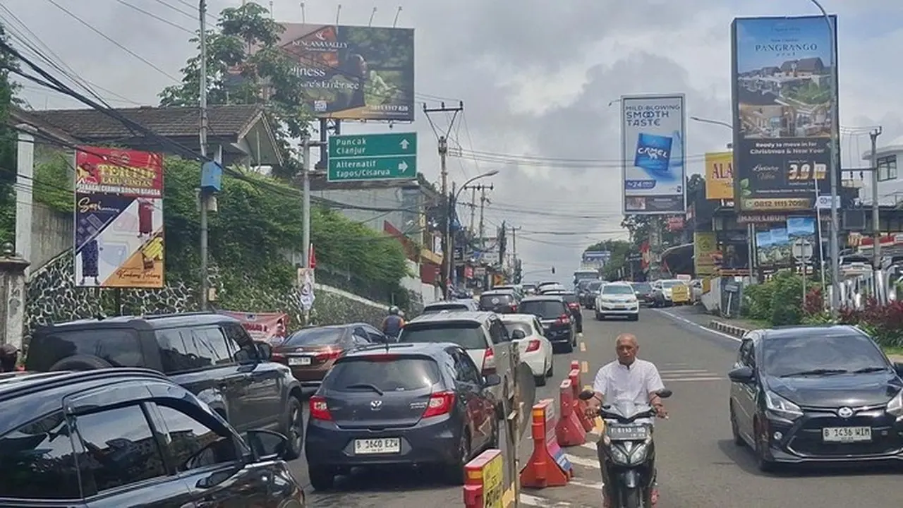 Foto: Kepadatan Arus Lalu Lintas Menuju Kawasan Puncak, Bogor, Jumat (16/1/2026). (solihin/detikcom)