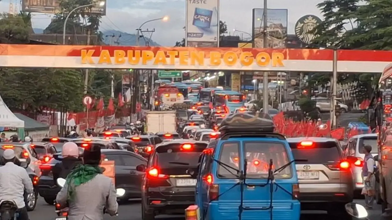 Foto: Lalin Di Puncak Bogor, Jumat (16/1/2026) (solihin/detik)