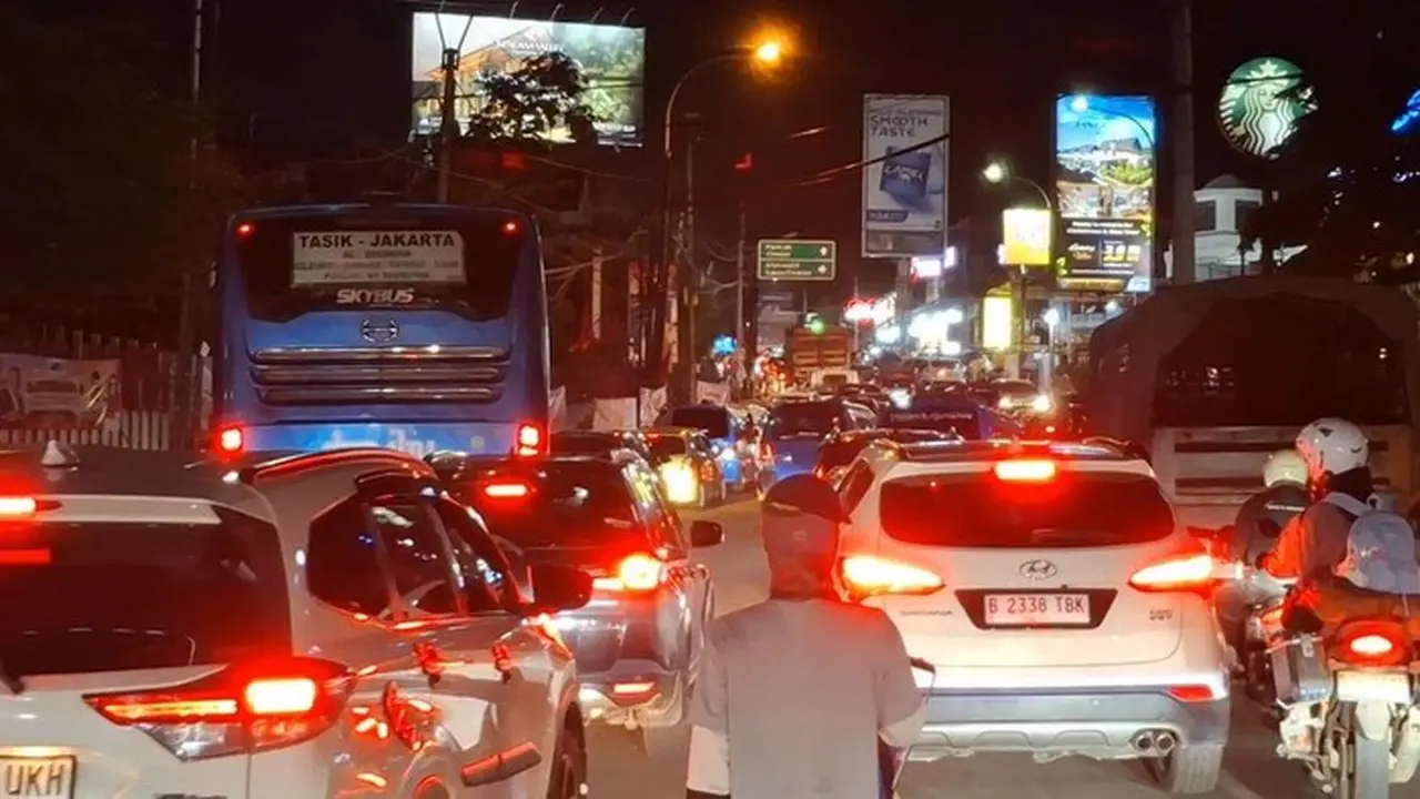 Foto: Situasi Lalin Puncak Bogor, Jumat (16/1/2026) Malam (solihin/detik)