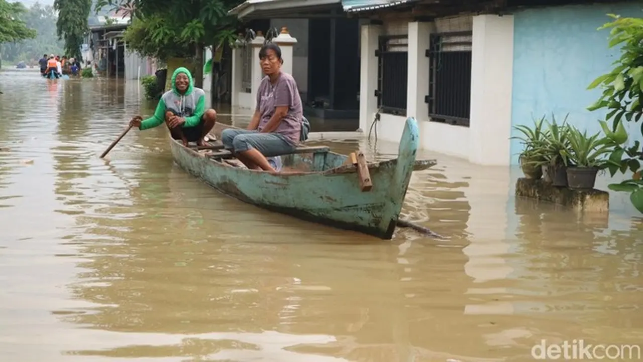 Foto: Banjir Pati Warga Gunakan Perahu Untuk Beraktivitas (dian Utoro Aji/detikjateng)