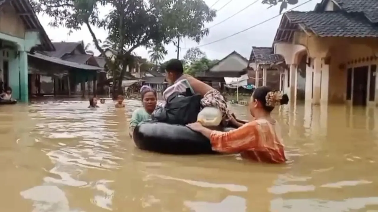 Foto: Banjir Di Kecamatan Patia Dan Kecamatan Pagelaran, Kabupaten Pandeglang, Banten (aris Rivaldo/detikcom)