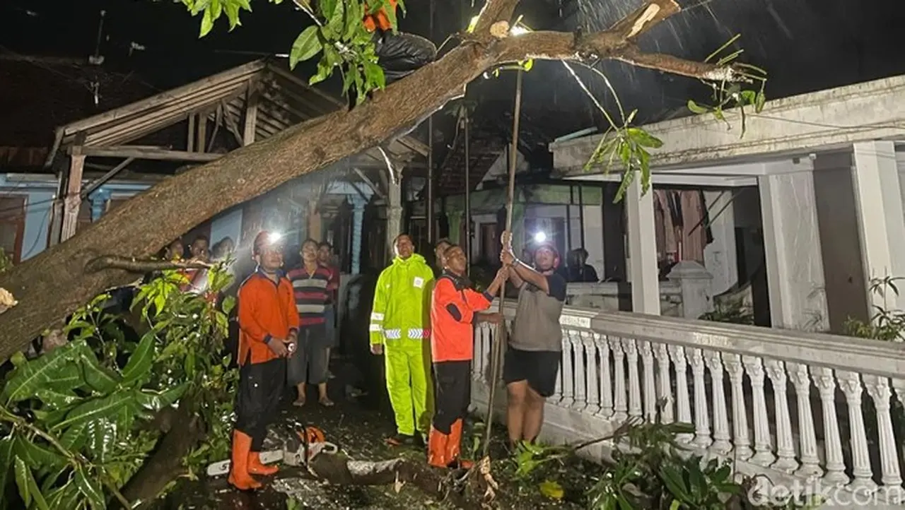 Foto: Dampak Puting Beliung Di Probolinggo (m Rofiq/detikjatim)