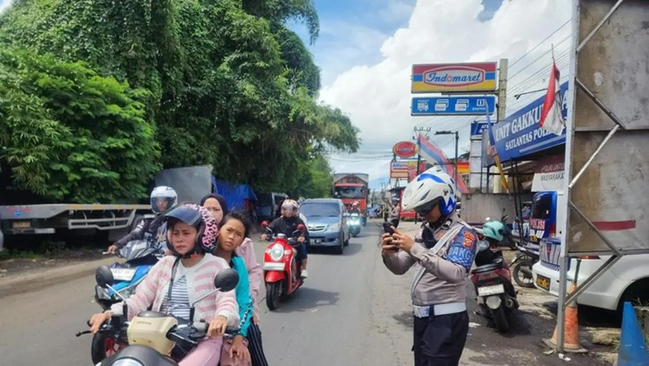 Foto: Uji Coba Penerapan E Tle Mobile Handheld Mulai Dilaksanakan Di Kawasan Simpang Tiga Cikidang, Kabupaten Sukabumi, Jumat (16/1/2026) (dok. Istimewa)