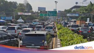 Volume Kendaraan Meningkat, Polisi Terapkan One Way di Puncak Bogor Sabtu Pagi