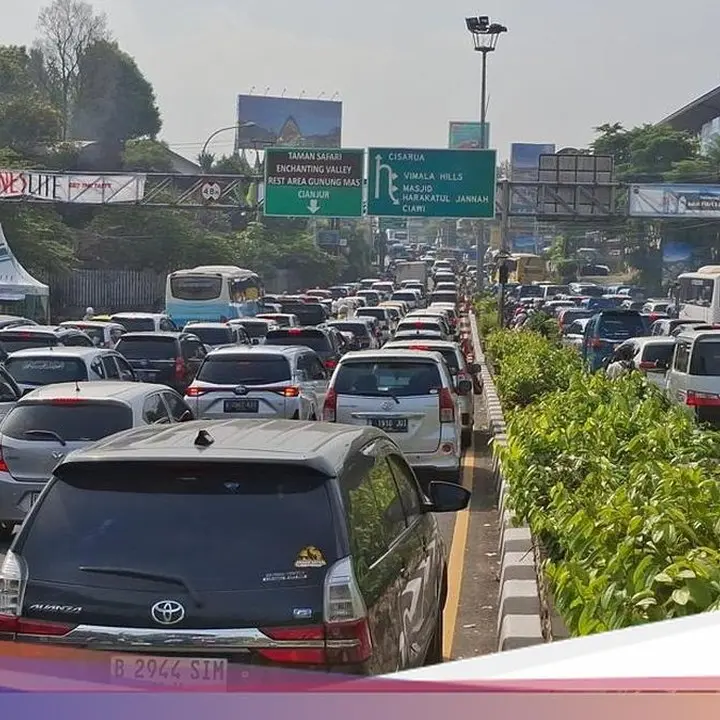Volume Kendaraan Meningkat, Polisi Terapkan One Way di Puncak Bogor Sabtu Pagi
