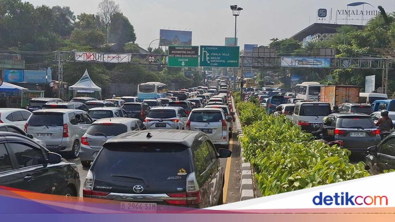 Volume Kendaraan Meningkat, Polisi Terapkan One Way di Puncak Bogor Sabtu Pagi