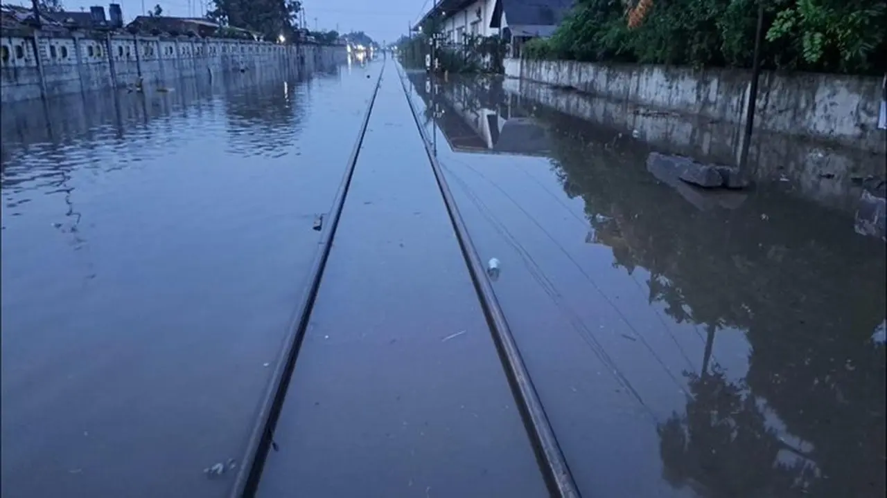Foto: Jalur Hulu Dan Hilir Petak Jalan Stasiun Pekalongan Stasiun Sragi Terendam Banjir, Sabtu (17/1/2026). (dok. Kai Daop 4)
