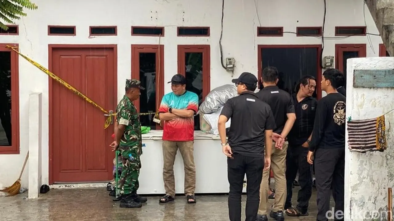 Tiga Orang Sekeluarga Ditemukan Tewas Di Tanjung Priok, Jakarta Utara. Warga Menceritakan, Para Korban Awalnya Ditemukan Keluarganya Yang Pulang Bekerja. (devi P/detikcom)