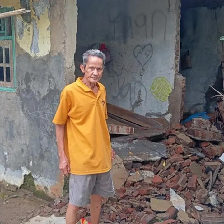 Banjir Sepekan di Pandeglang: 7 Rumah Ambruk, Warga Terpaksa Minum Air Hujan