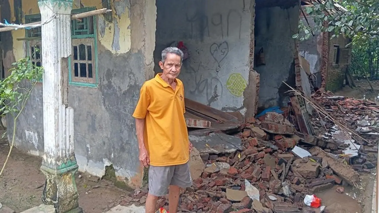 Foto: Rumah Milik Sakib Warga Desa Idaman Ambruk Diterjang Banjir. (aris Rivaldo/detikcom)