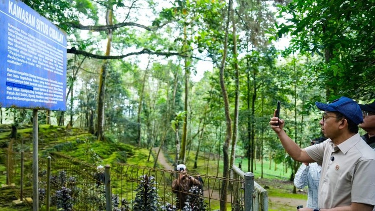 Menbud Fadli Zon Tinjau Situs Cibalay Bogor, Dorong Riset dan Pelestarian Warisan Budaya