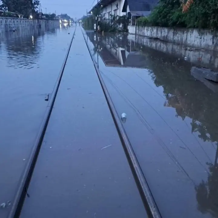 Banjir Pekalongan Lumpuhkan KA Argo Merbabu, Perjalanan ke Tegal Tetap Beroperasi