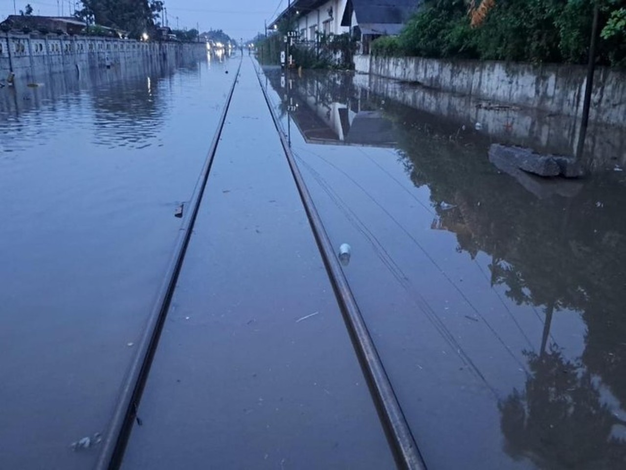 Banjir Pekalongan Lumpuhkan KA Argo Merbabu, Perjalanan ke Tegal Tetap Beroperasi