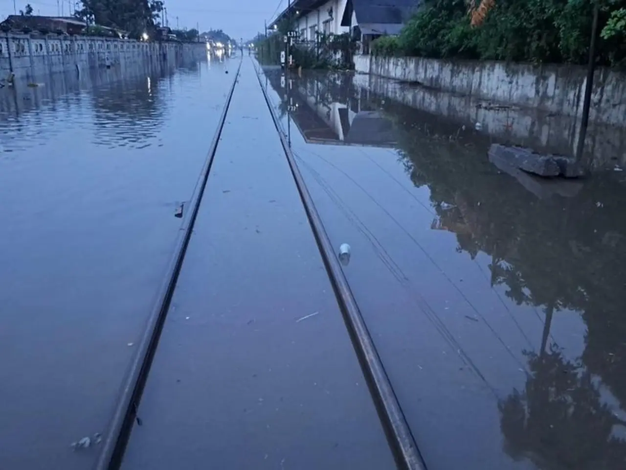 Jalur Hulu Dan Hilir Petak Jalan Stasiun Pekalongan Stasiun Sragi Terendam Banjir, Sabtu (17/1/2026). (dok. Kai Daop 4)