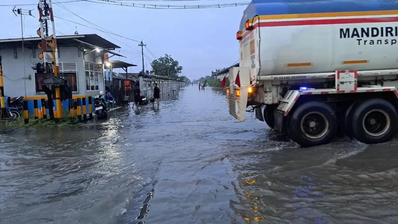Jalur Ka Pekalongan Sragi Terendam Banjir, Sabtu (17/1/2026) Pagi. (foto: Dok. Pt Kai Daop 4 Semarang)
