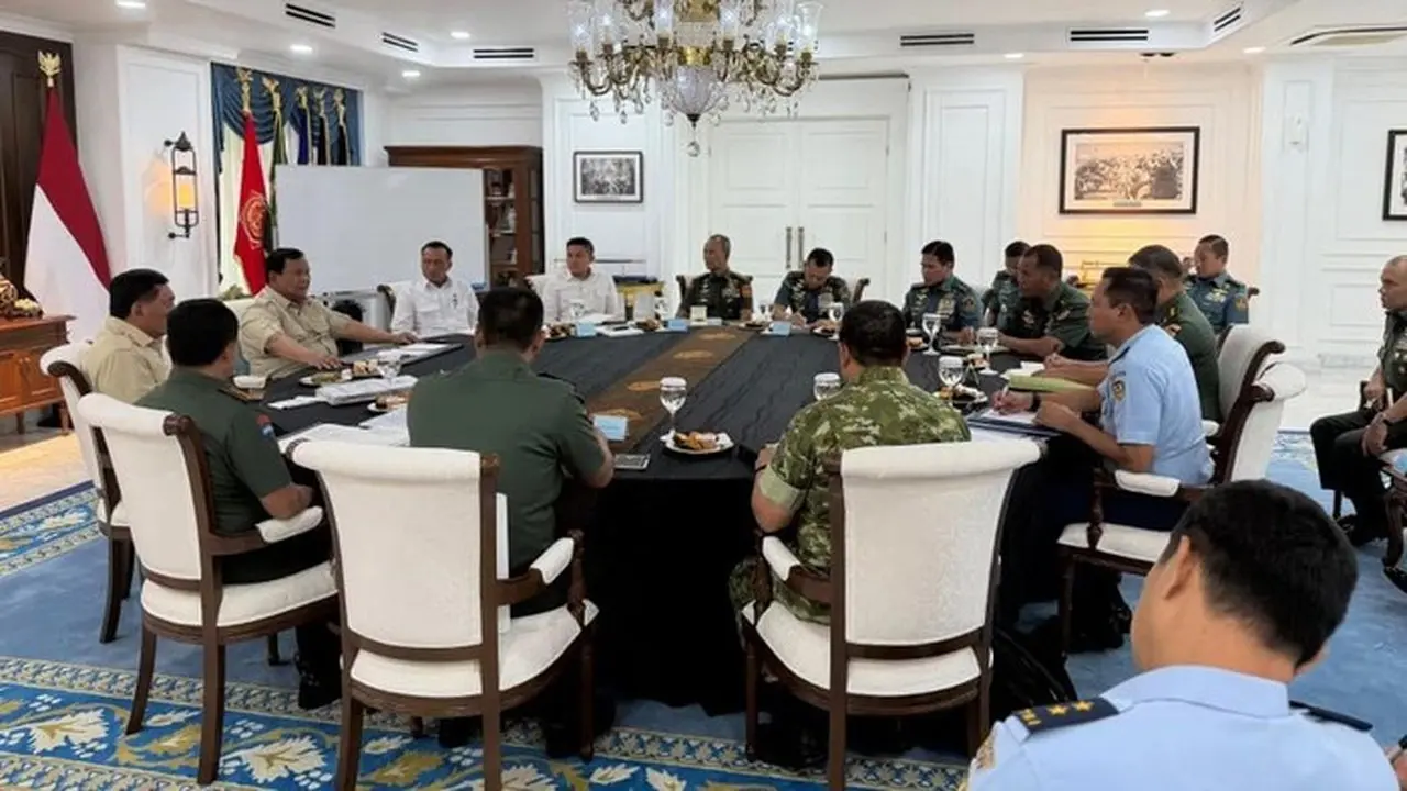 Presiden Prabowo Rapat Rutin Bersama Sejumlah Pejabat Utama Tni Di Istana Merdeka, Jakarta, Jumat (16/1). (foto: Dok. Istimewa)