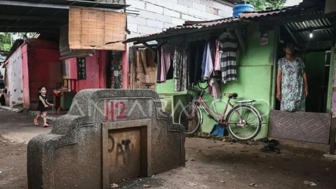 Foto: Warga Berada Di Depan Rumahnya Di Kawasan Tpu Kebon Nanas, Jatinegara, Jakarta, Senin (1/12/2025) (antara Foto/sulthony Hasanuddin/yu)