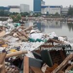 Tumpukan Sampah di Tanggul Muara Baru Jakut Viral, Pemkot Jakarta Utara Langsung Bergerak