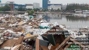 Tumpukan Sampah di Tanggul Muara Baru Jakut Viral, Pemkot Jakarta Utara Langsung Bergerak