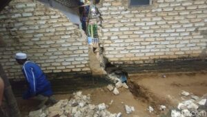 Tanah Bergerak di Pamekasan: 10 Rumah Rusak Berat, 13 Keluarga Mengungsi Akibat Hujan Intens