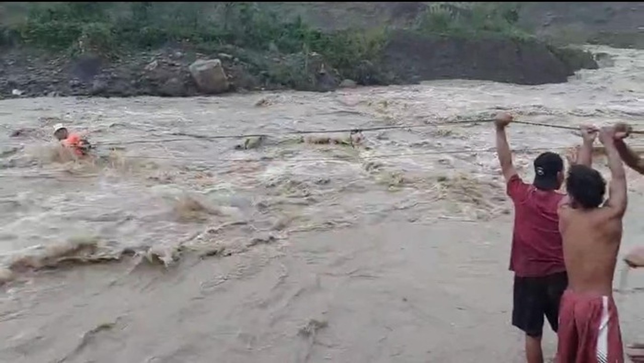 Tiga Pemancing Terjebak Arus Deras Curug Bogor, Evakuasi Dramatis Dilakukan