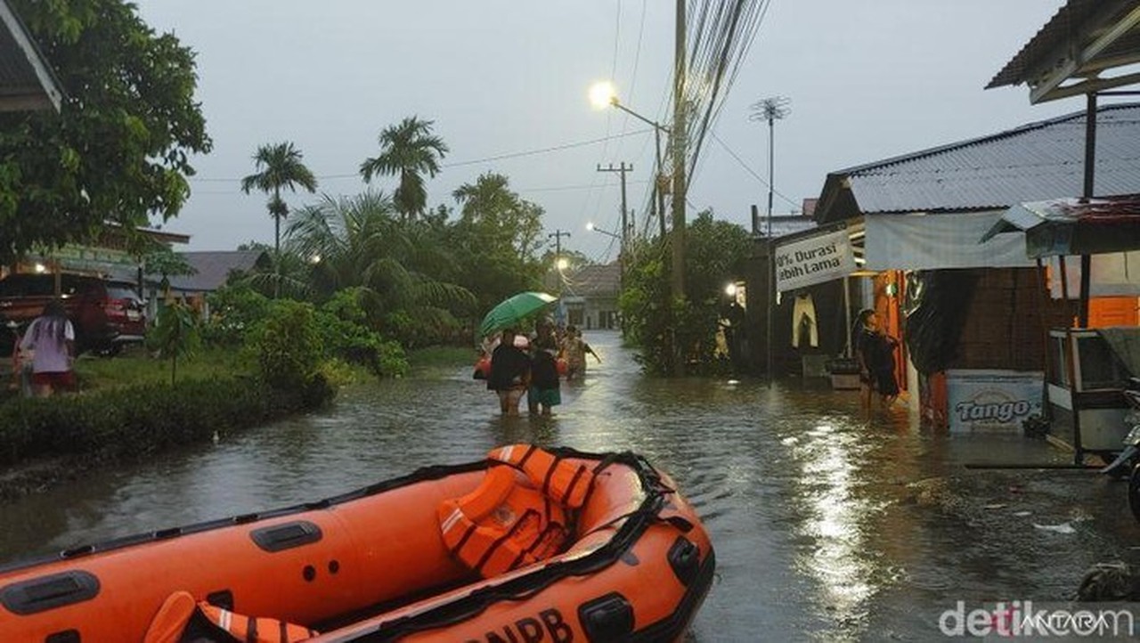 Banjir Bandang Terjang Padang, Ratusan Warga Kelurahan Dadok Tunggul Hitam Dievakuasi