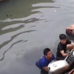 Pengendara Oleng, Motor dan Pengendaranya Nyemplung ke Kali di Cileungsi, Bogor