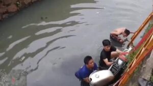 Pengendara Oleng, Motor dan Pengendaranya Nyemplung ke Kali di Cileungsi, Bogor
